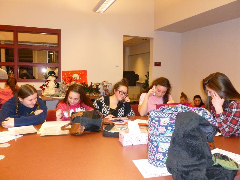 Left to right: Deianeira Underhill, Alexus Garcia Sara Achorn, Elle Gendreau and Julia Smith make phone calls. BY JULIA NOJEIM