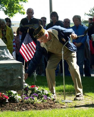 Post Senior Vice Commander Richard Ziemba places a wreath at the base of Marion's Civil War Monument. BY MATTHEW BERNAT