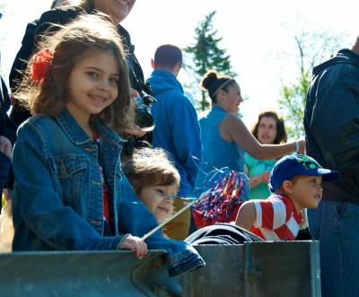 Cassandra Charron, 6, cheered on her dad along with her brother Eric, 3, and cousin Sophia Cordeiro, 3. BY GEORGIA SPARLING