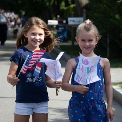 Maryland resident Zoe Duncan, 9, and Colorado resident Eden Lauber hold signs supporting family members running in the race. Photo by Sawyer Smook-Pollitt
