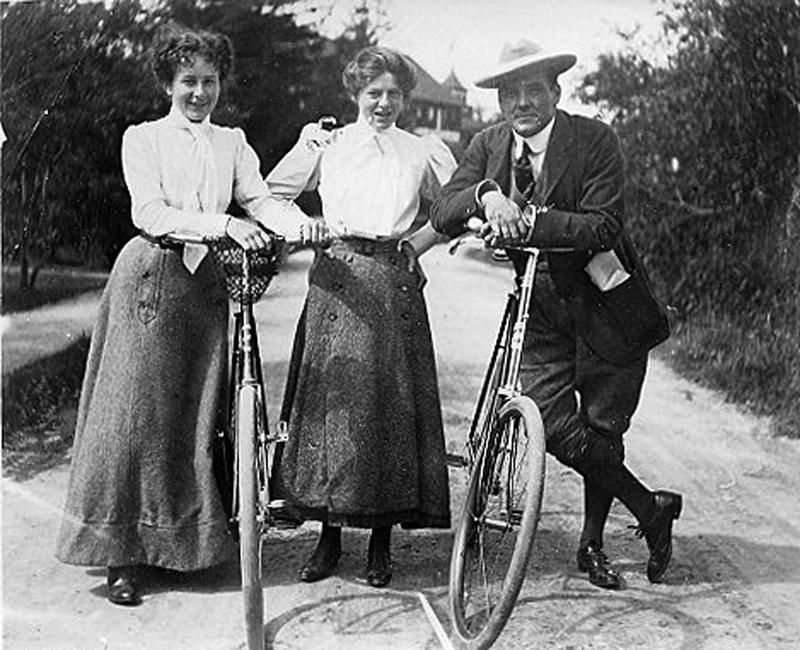 Famous portrait painter Cecil Clark Davis (center) in Marion, alongside husband and noted war journalist Richard Harding Davis (right) and best friend, and famous actress, Ethel Barrymore (left).