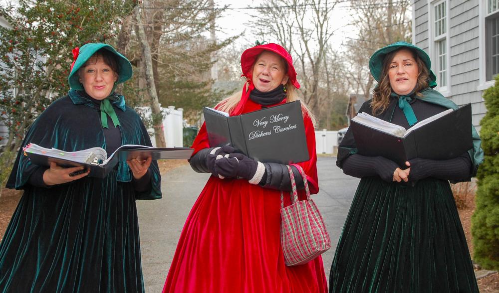 Carolers entertain guests as they pick up their tour booklets. Photos by Mari Huglin