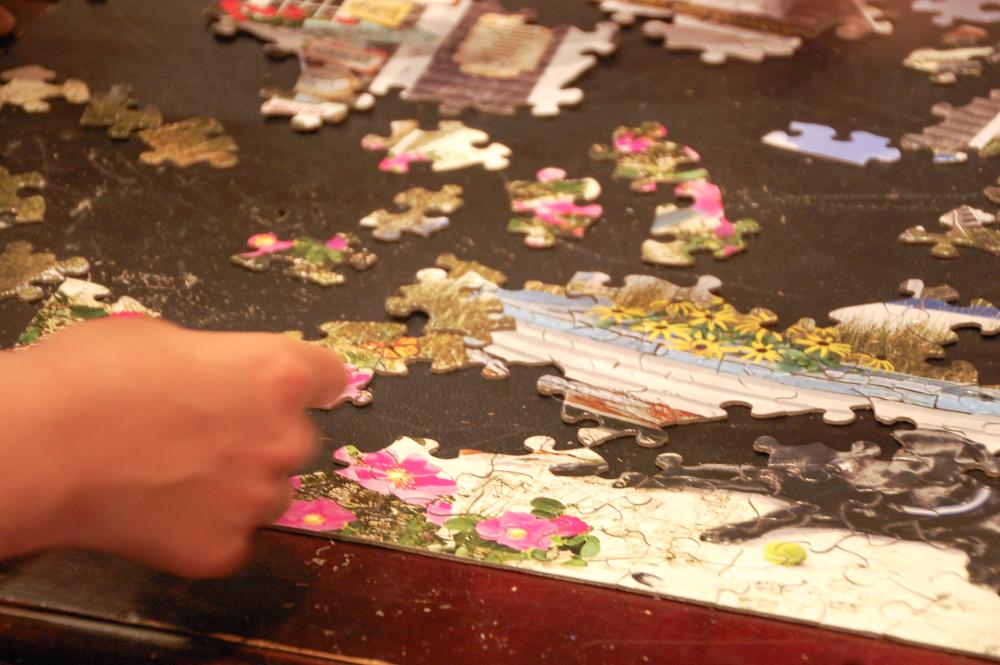 Competitors raced to complete a 300-piece puzzle at the Marion Music Hall on Saturday, Aug. 8. Photos by Grace Roche