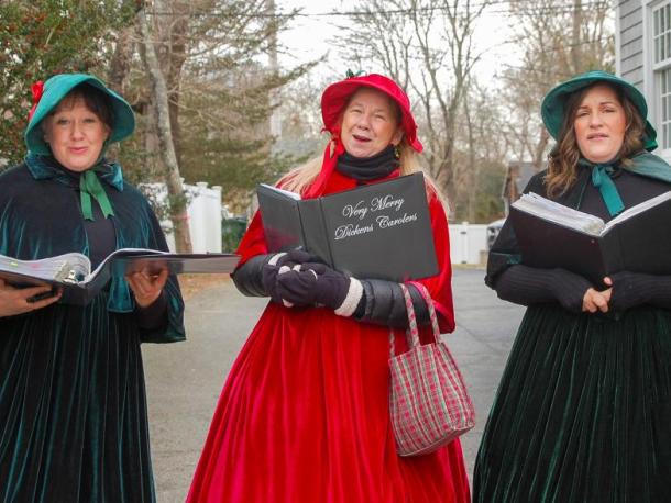 Carolers entertain guests as they pick up their tour booklets. Photos by Mari Huglin