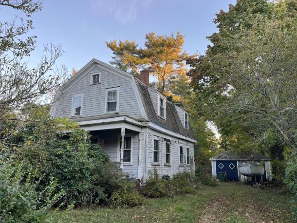 Neighbors have raised concerns about the abandoned house at 28 Pitcher Street. Photos by Grace Roche