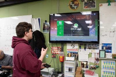 Moskos shows how the repaired Xbox works. 