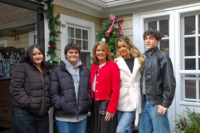 Marion returned with the annual Marion House Stroll put on by the Sippican Woman’s Club. Volunteers, including high school students and Woman’s Club members, assisted on the day.  From left to right: Dayvie Zuckerman (Old Rochester senior), Quinn Perry (Old Rochester senior), Michelle Humphrey, Elmire Arsenault (Bishop Stang junior) and Lucas Brum (Bishop Stang junior) volunteer at one of the houses. Photo by Mari Huglin 