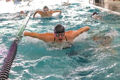 Morgan Conner shares a lane at practice. 