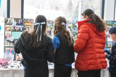 Many attendees wore teal clothes and accessories in Madelyn's memory. 