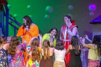 Donna and the Dynamos, the trio's old group, perform for Sophie's bachelorette party. 