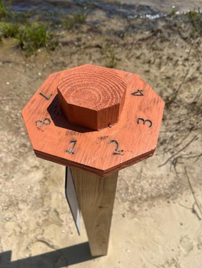 The bright orange top of the post has numbered sides to show the order photos should be taken in. 