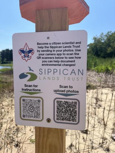 A sign shares information on how to use the post and how to access panoramic photos. 