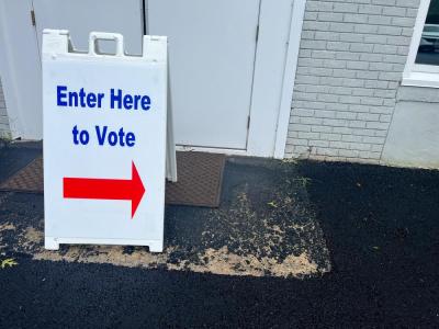 A sign guides voters to the polls. 