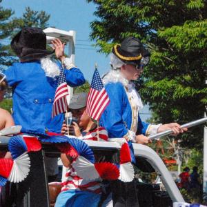 Some parade participants dressed like it's 1776. 