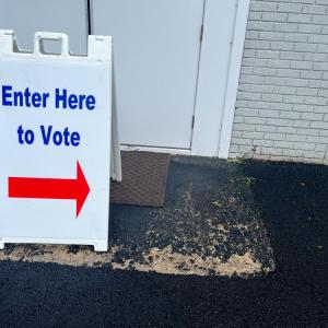 A sign guides voters to the polls. 